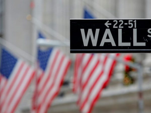 Placa em frente à Bolsa de Valores de Nova York sinaliza Wall Street

REUTERS/Andrew Kelly