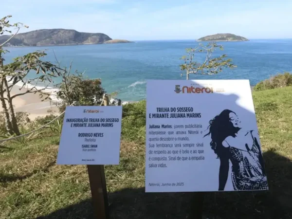 Niterói (RJ), 08/07/2025 - Placa em homenagem a Juliana Marins, na Praia do Sossego. A publicitária morreu ao cair de uma trilha no Monte Rinjani, na Indonésia. Foto: Lucas Benevides/Prefeitura de Niterói