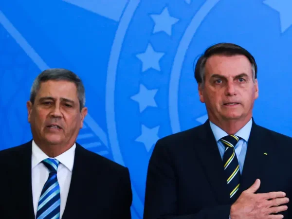 O novo ministro da Casa Civil, Walter Souza Braga Netto e o presidente Jair Bolsonaro, durante cerimônia de posse no palácio do Planalto