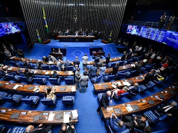 Senadores reunidos no plenário nesta terça-feira (28) durante a votação da MP da reforma administrativa — Foto: Marcos Oliveira/Agência Senado