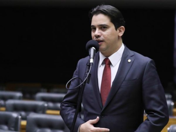 Deputado Júnior Mano fala ao microfone