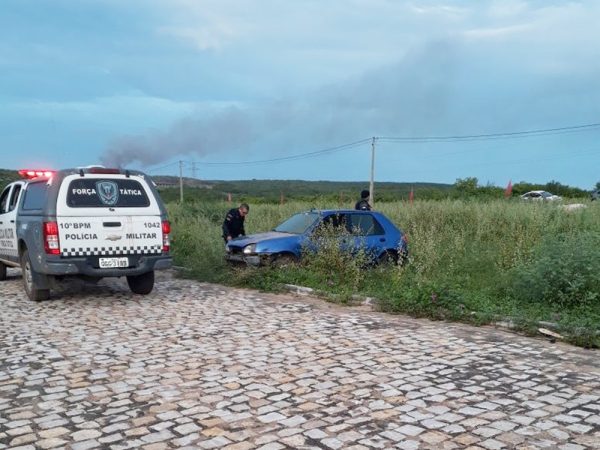 Carro em que os suspeitos estavam foi perseguido e interceptado, momento em que houve a troca de tiros (Foto: Francisco Coelho/Focoelho)