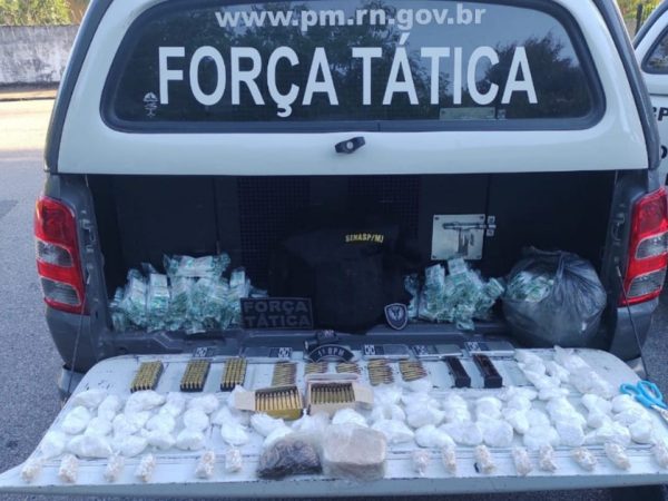 Policiais também encontraram maconha, crack e cocaína durante patrulhamento no Paço da Pátria. — Foto: Cedida