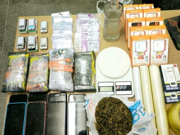 Material foi encontrado com a mulher; Polícia Militar diz que ela jogaria material em presídio — Foto: Polícia Militar