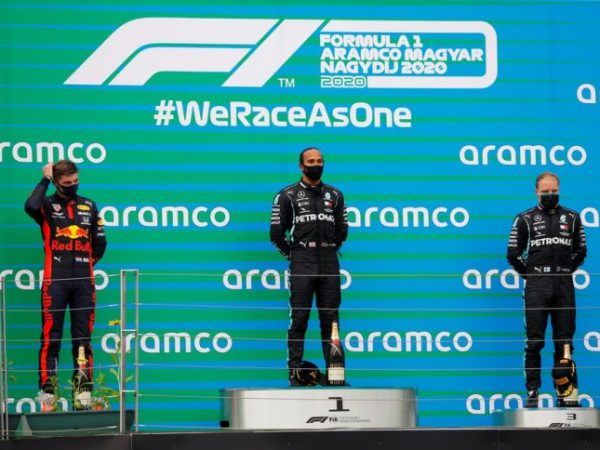 Verstappen, Hamilton e Bottas no pódio de Hungaroring — Foto: Reuters