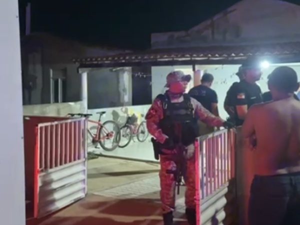 Polícia na casa onde ataque criminoso aconteceu na zona rural de Caraúbas, RN — Foto: Reprodução