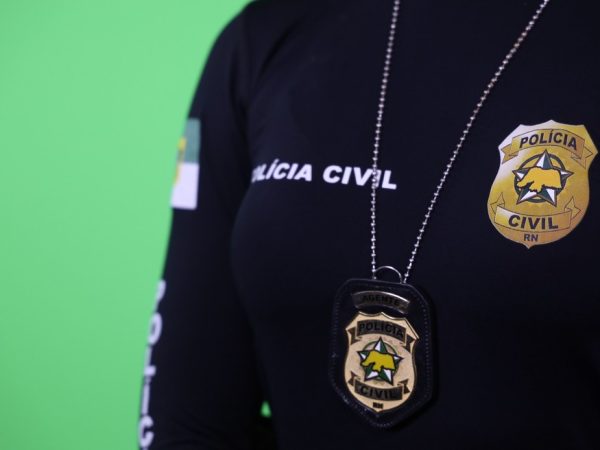 Imagem mostra distintivo e farda da Polícia Civil do RN  — Foto: Divulgação/governo do RN