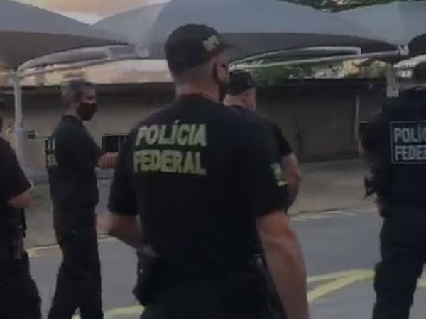 Agentes apreenderam documentos e mídias na residência do suspeito de aplicar golpes contra a Caixa Econômica Federal. — Foto: Polícia Federal/ Divulgação