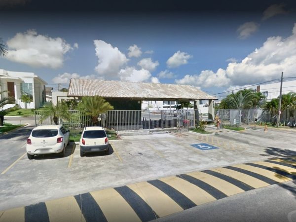 Mandado foi cumprido em uma operação da Polícia Federal contra um grupo suspeito de tráfico internacional de drogas e lavagem de dinheiro — Foto: Google Street View