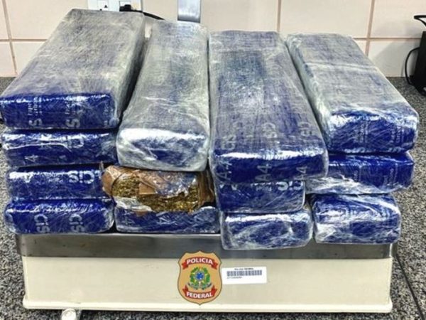 Ao todo, 14,6 quilos da droga estavam na mala da passageira — Foto: Divulgação/PF
