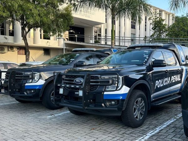 Polícia Penal viaturas carros em frente a Seap RN Secretaria de Administração Penitenciária do RN policial penal Rio Grande do Norte — Foto: Kleber Teixeira/Inter TV Cabugi