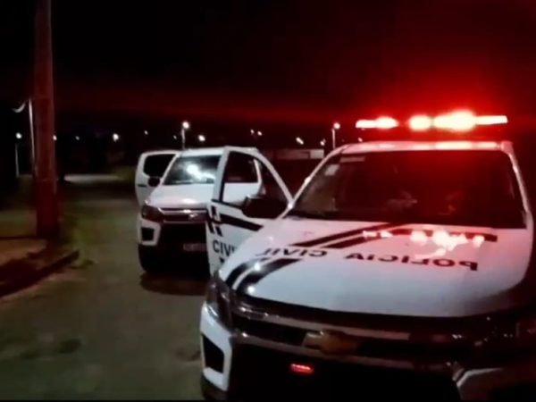 Vítimas estavam na calçada, em frente a uma casa, quando o assassino passou atirando de dentro de um carro — Foto: TV Paraíba/Reprodução