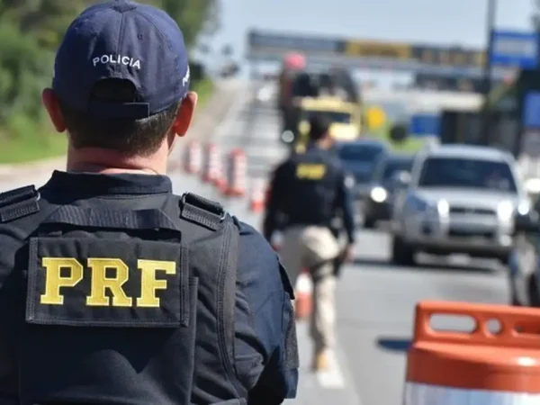 A Polícia Rodoviária Federal (PRF) inicia nesta sexta-feira a Operação Finados 2021. Durante todo o feriado prolongado, a instituição reforçará o policiamento ostensivo em locais e horários de maior incidência de acidentes graves e de