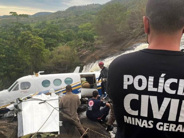 Os corpos das cinco vítimas do acidente foram retirados da aeronave e levados ao IML em Caratinga. — Foto: Polícia Civil/Minas Gerais