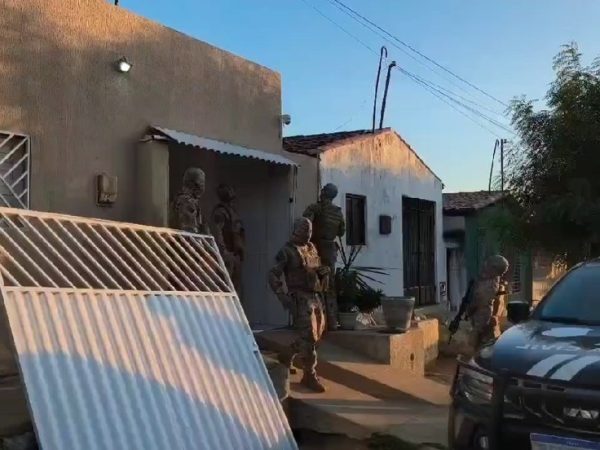 Policiais cumprem mandados durante operação no Seridó potiguar — Foto: Polícia Civil/Divulgação