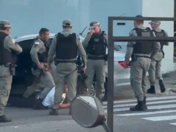 Policiais recapturam homem que tentou fugir da delegacia de plantão da Zona Norte de Natal — Foto: Reprodução