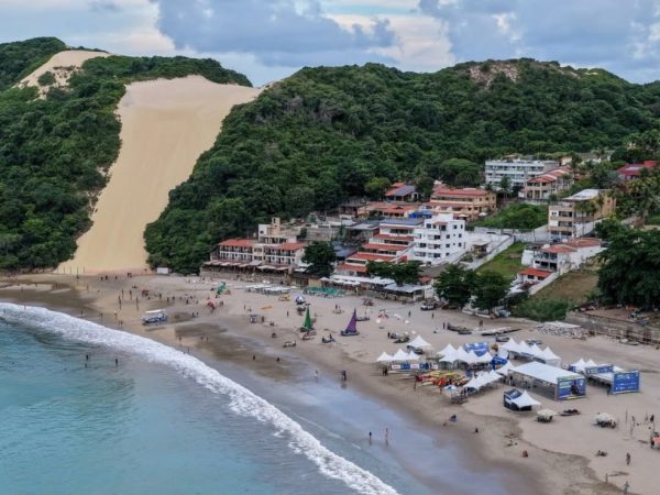 Área do Morro do Careca, na praia de Ponta Negra, está própria para banho, mas trecho chamado de 