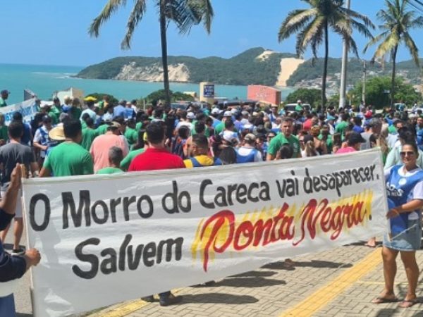 Protesto serve para chamar atenção para importância do Morro do Careca. — Foto: Adriano Abreu/TN