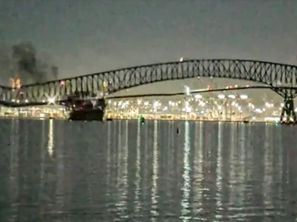 VIDEO SUMMARY: LIVESTREAM CAMERA FOOTAGE SHOWS THE MOMENT OF A CARGO SHIP COLLIDING WITH ONE OF THE BRIDGE'S SUPPORTS OF THE FRANCIS SCOTT KEY BRIDGE
BALTIMORE, MARYLAND, USA (MARCH 26, 2024) (UGC: StreamTimeLive - Access all)
Frame: Reuters