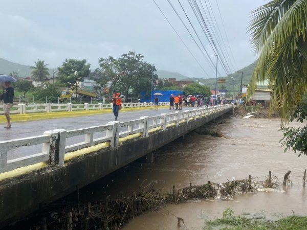 Ponte que corta o município de Ingá foi interditada — Foto: Artur Lira/TV Cabo Branco