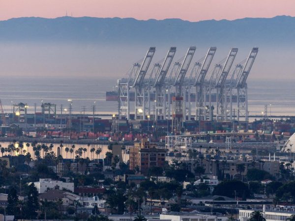 Terminal de contêineres do Pacífico em Long Beach, Califórnia
14 de janeiro de 2026
REUTERS/Mike Blake