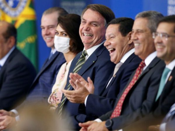 Evitar aglomerações e usar máscaras são recomendações da OMS e dos especialistas para evitar a disseminação do coronavírus — Foto: Ueslei Marcelino/Reuters