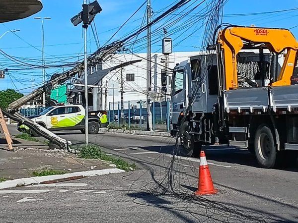Caminhão derruba poste na Avenida Nevaldo Rocha, na Zona Oeste de Natal — Foto: Brunno Rocha/Inter TV Cabugi