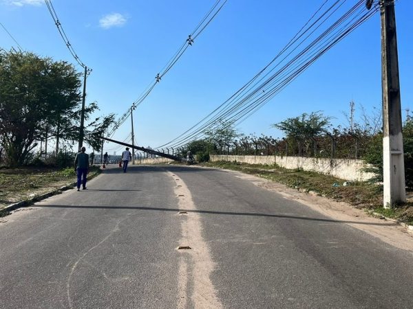 Carro derruba poste e interdita avenida João Hélio em Natal — Foto: Vinícius Marinho/Inter TV Cabugi