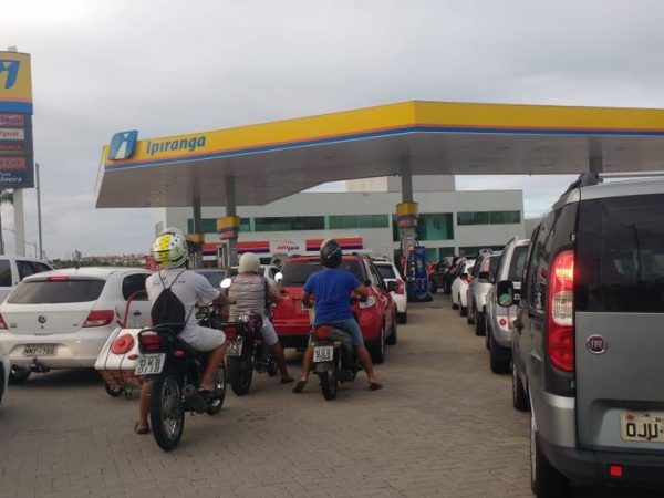 Motoristas formaram longas filas em postos que ainda têm combustíveis em Natal (Foto: Igor Jácome/G1)