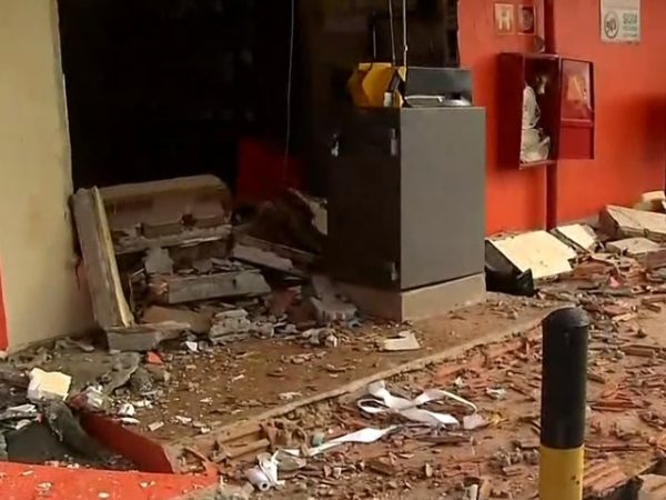 Posto ficou parcialmente destruído após criminosos detonarem explosivos para tentar abrir cofre — Foto: Reprodução/Inter TV Cabugi