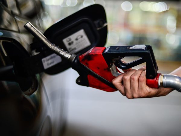 Preço da gasolina sobe de R$ 3,09 para R$ 3,24, por litro. — Foto: © Marcello Casal Jr/Agência Brasil