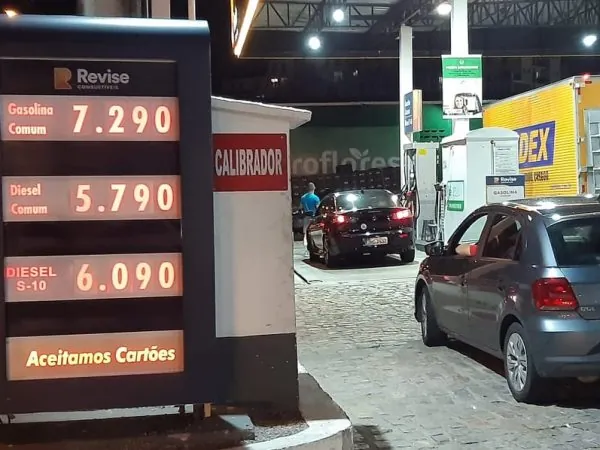 Posto de combustíveis vende gasolina a R$ 7,29 em Natal — Foto: Sérgio Henrique Santos/Inter TV Cabugi