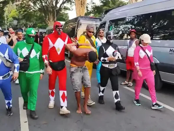 Brasília (DF) 02/03/2025 - Power rangers' prendem homem com 7 celulares em bloco no Carnaval de SP
Agentes fantasiados perceberam a movimentação do suspeito e efetuaram a prisão.
Foto: Secretária de Segurança Pública SP/Divulgação