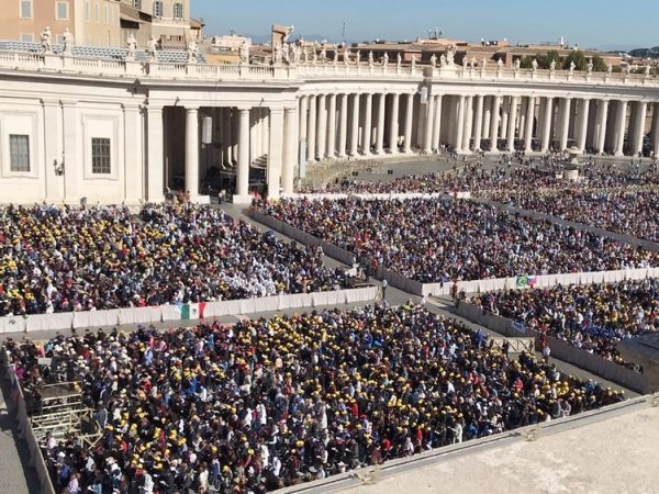 Fiéis lotaram a Praça de São Pedro para acompanhar a canonização dos mártires (Foto: Michelle Rincon/Inter TV Cabugi)