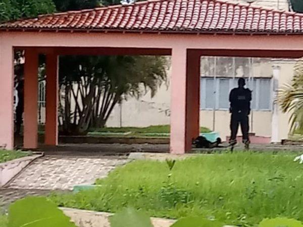 Corpo foi encontrado na Praça da Independência, na frente da Câmara Municipal de Ceará-Mirim — Foto: Redes Sociais