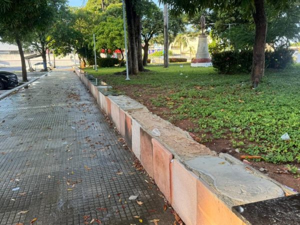 Praça inaugurada há pouco mais de um mês está depredada em Natal — Foto: Sérgio Henrique Santos/Inter TV Cabugi