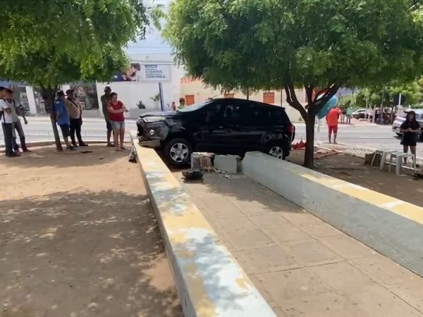 Carro invade praça e atropela duas pessoas no interior do RN; vítima tem pernas decepadas — Foto: Reprodução