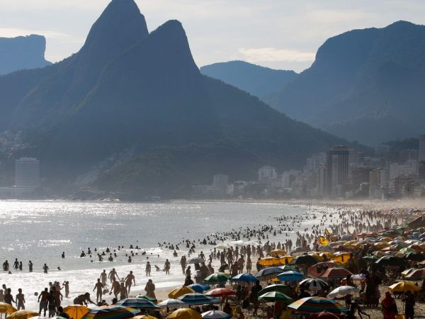 Banhistas no Arpoador curtem dia de verão com 39,5º C e sensação térmica de 50,7º C.