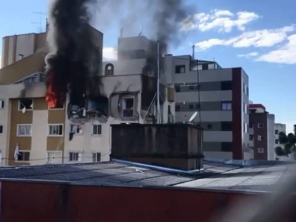 Apartamento no último andar de prédio em Curitiba pegou fogo após explosão — Foto: Reprodução