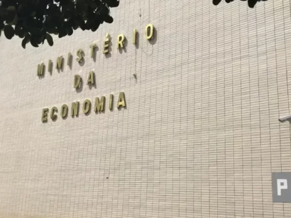 Prédio onde funciona o Ministério da Economia; letreiro anterior era do Ministério da Fazenda. — Foto: Marília Marques/G1