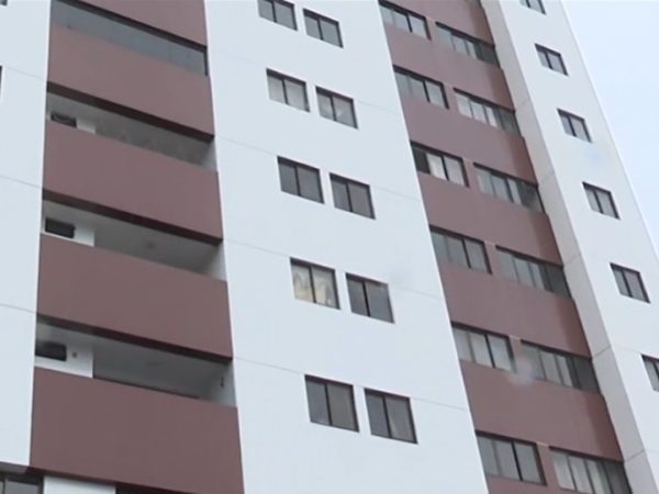 Prédio onde mora vereadora alvo de operação da Polícia Civil — Foto: Reprodução/TV Cabo Branco