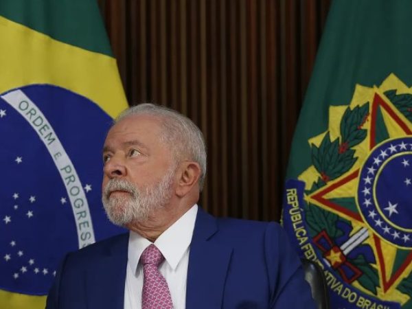 O presidente interrompeu os trabalhos para acompanhar as manifestações em Brasília. — Foto: Cristiano Mariz/Agência O Globo