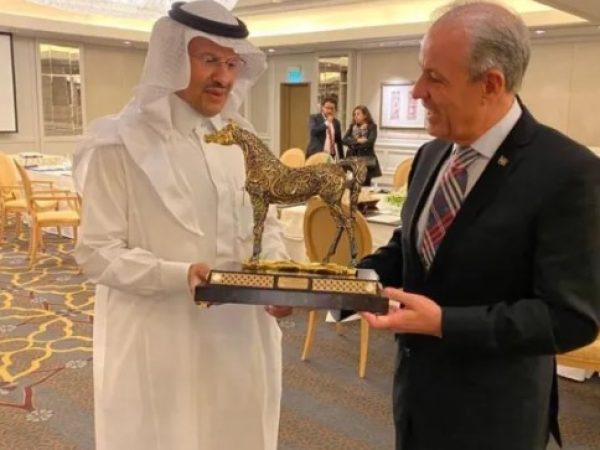 O príncipe Abdulaziz Bin Salman Bin Abdulaziz Al Saud, ministro de Energia do reino da Arábia Saudita, participa de reunião com o então ministro de Minas e Energia brasileiro, Bento Albuquerque. — Foto: Reprodução