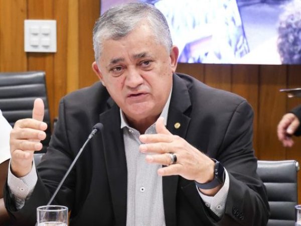 Deputado José Guimarães fala ao microfone