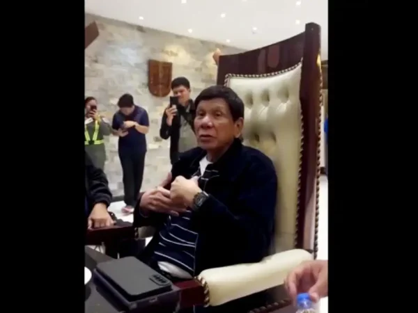 Brasília (DF) 10/03/2025 - O ex-presidente filipino Rodrigo Duterte foi hoje detido no Aeroporto Internacional de Manila por ordem do Tribunal Penal Internacional, que o acusa de crimes contra a humanidade durante a sangrenta campanha contra a droga, anunciou fonte oficial.
Frame Reuters/Proibida reprodução