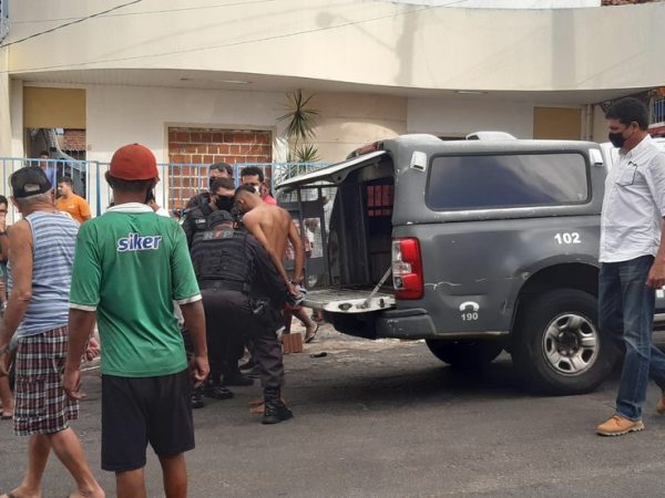 Homem ataca jovem pelas costas na Avenida Presidente Quaresma, foge e é preso em flagrante — Foto: Sérgio Henrique Santos/Inter TV Cabugi
