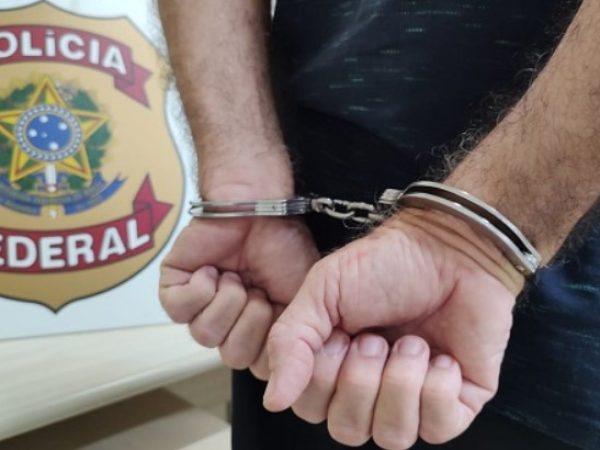 O preso é acusado de enviar cargas de drogas e de armas de estados fronteiriços do Brasil para o Rio Grande do Norte e Paraíba. — Foto: PF/Divulgação