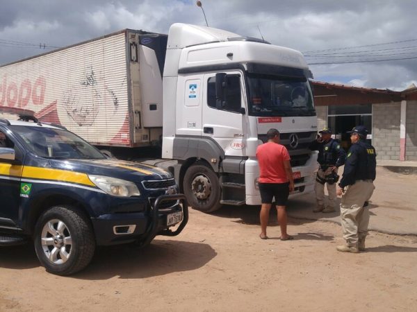 Crime aconteceu em Parnamirim. Motorista foi libertado quando bandidos perceberam a presença de policiais rodoviários federais  — Foto: Polícia Rodoviária Federal/Divulgação.