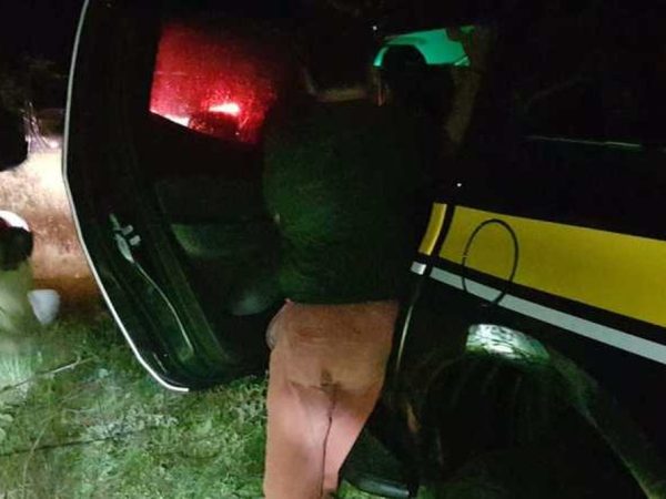 De acordo com PRF, homem de 54 anos estava dentro de carro com menina de 16 anos - Foto: PRF/Divulgação