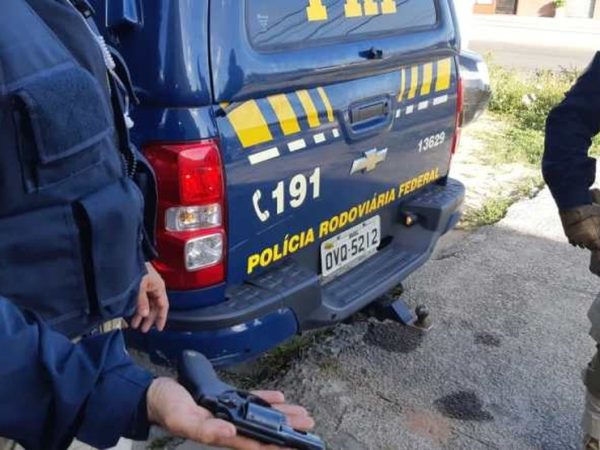 Policiais rodoviários federais apreenderam arma com o suspeito — Foto: PRF/Divulgação